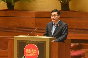 Chủ nhiệm Ủy ban Kinh tế Vũ Hồng Thanh báo cáo một số vấn đề lớn của dự án Luật Hợp tác xã (sửa đổi). (Ảnh: DUY LINH)