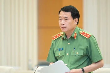 Thứ trưởng Công an Lê Quốc Hùng phát biểu ý kiến tại phiên họp của Ủy ban Thường vụ Quốc hội chiều 10/4. (Ảnh: DUY LINH)