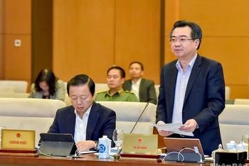 Bộ trưởng Xây dựng Nguyễn Thanh Nghị trình bày Tờ trình về dự án Luật Kinh doanh bất động sản (sửa đổi). (Ảnh: DUY LINH)