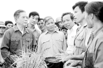 Tổng Bí thư Nguyễn Văn Linh về thăm và nói chuyện với bà con nông dân Hợp tác xã Tùng Phong, xã Tùng Ảnh, huyện Đức Thọ, tỉnh Nghệ Tĩnh (từ ngày 23 đến 27/5/1990). (Ảnh: TTXVN)
