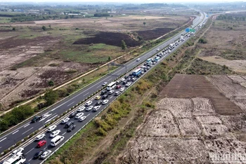 Cao tốc Thành phố Hồ Chí Minh - Long Thành - Dầu Giây, đoạn qua địa bàn huyện Thống Nhất xảy ra ùn ứ cục bộ.