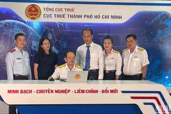 Lãnh đạo Cục Thuế Thành phố Hồ Chí Minh và Hội đồng giám sát tiến hành bấm nút điện tử chọn hóa đơn may mắn.