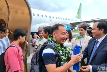 Lãnh đạo tỉnh Cà Mau ra tận nơi chào mừng, tặng quà cho những vị khách đầu tiên trên chuyến bay QH128 của Bamboo Airways.