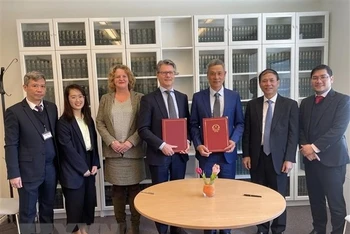 Bộ Ngoại giao Việt Nam và Học viện Luật quốc tế La Hay ký kết Bản ghi nhớ hợp tác về đào tạo chuyên gia pháp lý quốc tế cho Việt Nam. (Ảnh: TTXVN)