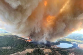 Cột khói bốc lên từ một đám cháy rừng ở tỉnh Alberta, Canada ngày 4/5/2023. (Ảnh: Reuters)