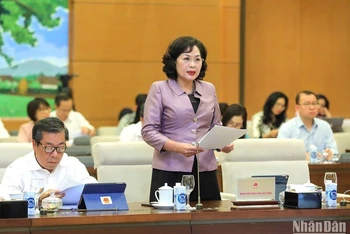 Thống đốc Ngân hàng Nhà nước Nguyễn Thị Hồng trình bày Tờ trình của Chính phủ về dự thảo Luật Các tổ chức tín dụng (sửa đổi) trong phiên họp chiều 9/5. (Ảnh: DUY LINH) 