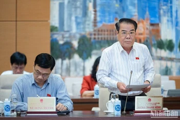 Trưởng Ban Dân nguyện Dương Thanh Bình trình bày tóm tắt báo cáo công tác dân nguyện của Quốc hội tháng 4/2023. (Ảnh: DUY LINH)