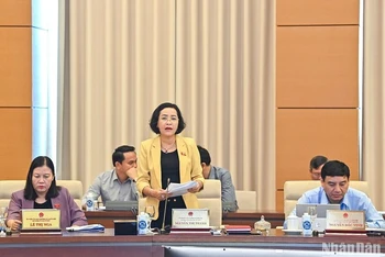 Trưởng Ban Công tác đại biểu thuộc Ủy ban Thường vụ Quốc hội Nguyễn Thị Thanh trình bày Tờ trình tại phiên họp sáng 11/5. (Ảnh: DUY LINH)