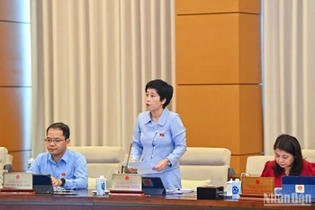 Phó Chủ nhiệm Ủy ban Tài chính, Ngân sách Nguyễn Thị Phú Hà trình bày báo cáo thẩm tra quyết toán ngân sách nhà nước năm 2021 trong phiên họp sáng 12/5. (Ảnh: DUY LINH)