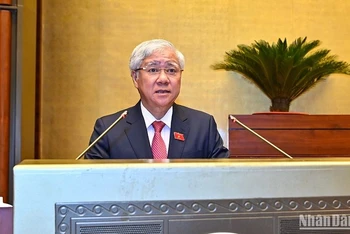 Chủ tịch Ủy ban Trung ương Mặt trận Tổ quốc Việt Nam Đỗ Văn Chiến trình bày Báo cáo tổng hợp ý kiến, kiến nghị của cử tri và nhân dân gửi đến Kỳ họp thứ 5, Quốc hội khóa XV. (Ảnh: DUY LINH)