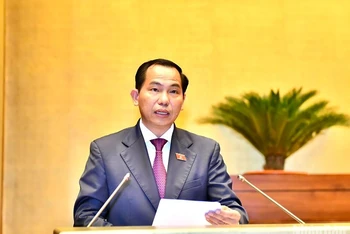 Chủ nhiệm Ủy ban Tài chính, Ngân sách của Quốc hội Lê Quang Mạnh trình bày Báo cáo thẩm tra tại phiên họp chiều 23/5. (Ảnh: ĐĂNG KHOA)