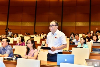 Đại biểu Quốc hội Phạm Trọng Nghĩa tham gia ý kiến thảo luận trong phiên họp sáng 23/5. (Ảnh: ĐĂNG KHOA)