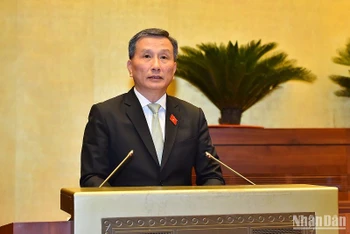 Chủ nhiệm Ủy ban Khoa học, Công nghệ và Môi trường Lê Quang Huy trình bày Báo cáo thẩm tra về quyết định chủ trương đầu tư Dự án. (Ảnh: THỦY NGUYÊN)