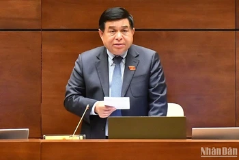 Bộ trưởng Kế hoạch và Đầu tư Nguyễn Chí Dũng giải trình, làm rõ một số vấn đề đại biểu Quốc hội nêu trong phiên họp chiều 25/5. (Ảnh: ĐĂNG KHOA)