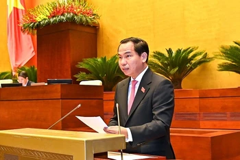 Chủ nhiệm Ủy ban Tài chính-Ngân sách của Quốc hội Lê Quang Mạnh trình bày báo cáo thẩm tra trong phiên họp sáng 26/5. (Ảnh: DUY LINH)