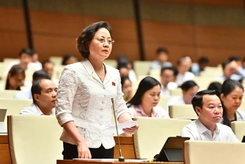 Bộ trưởng Nội vụ Phạm Thị Thanh Trà phát biểu giải trình một số nội dung các đại biểu quan tâm trong phiên họp chiều 29/5. (Ảnh: ĐĂNG KHOA)