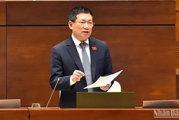 Bộ trưởng Tài chính Hồ Đức Phớc làm rõ một số nội dung trong phiên thảo luận về kinh tế-xã hội sáng 1/6. (Ảnh: THỦY NGUYÊN)