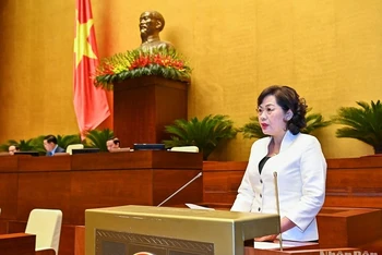 Thống đốc Ngân hàng Nhà nước Nguyễn Thị Hồng trình bày Tờ trình của Chính phủ về dự án Luật Các tổ chức tín dụng (sửa đổi) trong phiên họp sáng 5/6. (Ảnh: DUY LINH)