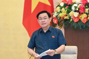 Chủ tịch Quốc hội Vương Đình Huệ phát biểu khai mạc phiên họp. (Ảnh: DUY LINH)