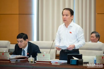 Chủ nhiệm Ủy ban Pháp luật của Quốc hội Hoàng Thanh Tùng trình bày báo cáo tại phiên họp sáng 15/6. (Ảnh: DUY LINH)