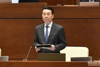 Bộ trưởng Thông tin và Truyền thông Nguyễn Mạnh Hùng giải trình, làm rõ một số vấn đề đại biểu Quốc hội nêu. (Ảnh: ĐĂNG KHOA) 