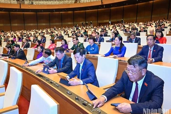 Đại biểu Quốc hội biểu quyết thông qua Nghị quyết thí điểm một số cơ chế, chính sách đặc thù phát triển TP Hồ Chí Minh. (Ảnh: DUY LINH)