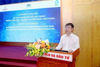 Ông Nguyễn Đức Trung, Phó Cục trưởng Cục Phát triển doanh nghiệp, Bộ Kế hoạch và Đầu tư phát biểu tại buổi họp báo công bố Sổ tay chuyển đổi số.