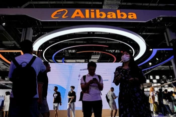 Khu vực trưng bày của tập đoàn Alibaba tại Hội nghị Trí tuệ nhân tạo Thế giới đang diễn ra ở thành phố Thượng Hải, Trung Quốc. (Ảnh: Reuters)