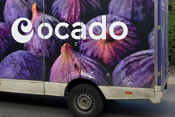 Một chiếc xe tải van giao hàng tạp hóa của Ocado chạy trên đường phố London, Vương quốc Anh, ngày 25/3/2023. (Ảnh: Reuters) 