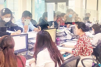 Giải quyết thủ tục hành chính cho người dân và doanh nghiệp tại huyện Cẩm Xuyên (Hà Tĩnh).