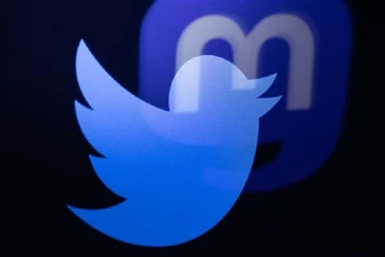 Ông Elon Musk cho biết Twitter sẽ sớm thay đổi logo và dần tạm biệt biểu tượng hình chim xanh. (Ảnh: AFP/TTXVN)