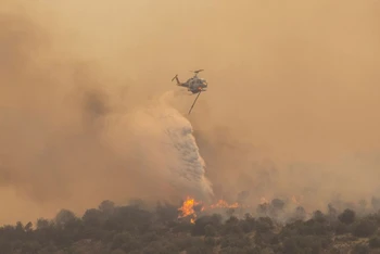 Máy bay trực thăng được huy động tham gia dập đám cháy rừng ở Mandra, Hy Lạp, ngày 18/7/2023. (Ảnh: Reuters)