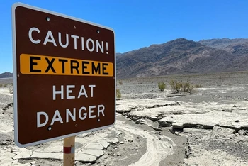 Biển cảnh báo nhiệt độ cực đoan có thể gây nguy hiểm ở khu vực Thung lũng Tử thần (Death Valley), bang California, Mỹ, ngày 15/7/2023. (Ảnh: Reuters)