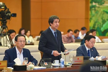 Bộ trưởng Giáo dục và Đào tạo Nguyễn Kim Sơn phát biểu ý kiến tại Phiên họp thứ 25 của Ủy ban Thường vụ Quốc hội chiều 14/8. (Ảnh: DUY LINH)