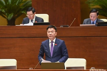 Bộ trưởng Tư pháp Lê Thành Long trả lời chất vấn tại Phiên họp thứ 25 của Ủy ban Thường vụ Quốc hội sáng 15/8. (Ảnh: DUY LINH)