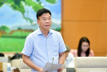 Bộ trưởng Tư pháp Lê Thành Long trình bày tờ trình về dự án Luật sửa đổi, bổ sung một số điều của Luật Đấu giá tài sản. (Ảnh: DUY LINH)