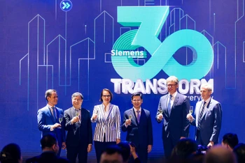 Các đại biểu nâng ly chúc mừng dấu mốc 30 năm Siemens chính thức hiện diện tại Việt Nam. 