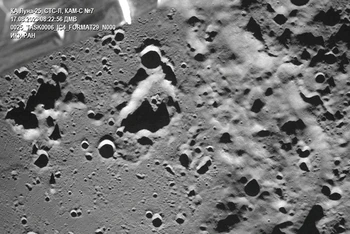 Một bức ảnh chụp từ camera của tàu thăm dò Luna-25 cho thấy miệng núi lửa Zeeman nằm ở rìa phía xa của Mặt trăng, ngày 17/8/2023. (Ảnh: Reuters) Roscosmos/Handout via REUTERS/File Photo Acquire Licensing Rights