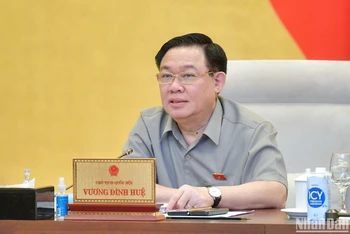 Chủ tịch Quốc hội Vương Đình Huệ cho ý kiến vào dự án Luật Kinh doanh bất động sản (sửa đổi) tại phiên họp chiều 24/8. (Ảnh: DUY LINH)