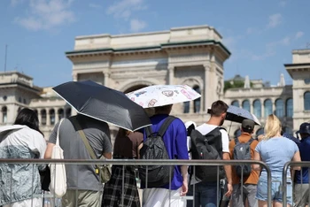 Người dân và du khách tại thành phố Milan, vùng Lombardy, Italia chật vật trong nắng nóng, ngày 21/8/2023. (Ảnh: Reuters)