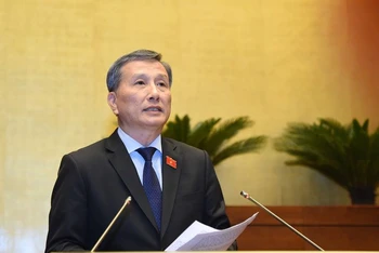 Chủ nhiệm Ủy ban Khoa học, Công nghệ và Môi trường Lê Quang Huy báo cáo một số vấn đề lớn trong giải trình, tiếp thu, chỉnh lý dự thảo Luật Tài nguyên nước (sửa đổi). (Ảnh: DUY LINH)