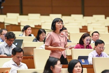 Đại biểu Quốc hội Nguyễn Thị Việt Nga (đoàn Hải Dương) cho ý kiến vào dự thảo Luật Kinh doanh bất động sản (sửa đổi). (Ảnh: DUY LINH) 