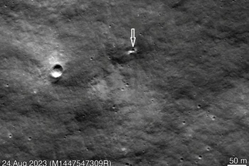 Bức ảnh do Tàu quỹ đạo trinh sát Mặt trăng (LRO) chụp cho thấy một miệng hố có thể do tàu Luna-25 của Nga đâm xuống tạo ra. (Ảnh: Trung tâm Bay vũ trụ Goddard thuộc NASA/Đại học bang Arizona)