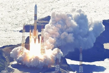 Tên lửa H-IIA rời bệ phóng tại Trung tâm Vũ trụ Tanegashima, miền nam Nhật Bản sáng 7/9, mang theo tàu đổ bộ Mặt trăng SLIM. (Ảnh: Reuters)