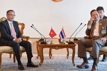 Đại sứ Phan Chí Thành trao đổi với Chủ tịch Thượng viện Thái Lan Pornpetch Wichitcholchai.