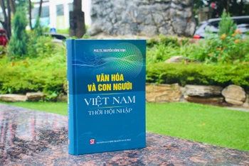 Cuốn sách “Văn hóa và con người Việt Nam thời hội nhập” của nhà báo, PGS, TS Nguyễn Hồng Vinh.