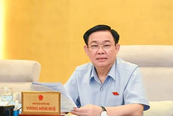 Chủ tịch Quốc hội Vương Đình Huệ phát biểu ý kiến trong phiên họp Ủy ban Thường vụ Quốc hội sáng 12/9. (Ảnh: DUY LINH)
