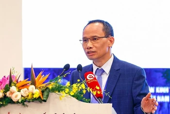 TS Cấn Văn Lực, Chuyên gia Kinh tế trưởng Ngân hàng BIDV trình bày tham luận tại Phiên toàn thể chiều 19/9. (Ảnh: DUY LINH)