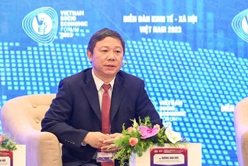Phó Chủ tịch Ủy ban nhân dân TP Hồ Chí Minh Dương Anh Đức phát biểu trong Phiên toàn thể, Diễn đàn Kinh tế-xã hội Việt Nam 2023 chiều 19/9. (Ảnh: DUY LINH)