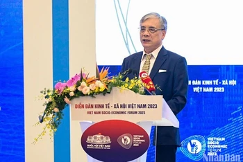 PGS, TS Trần Đình Thiên, nguyên Viện trưởng Viện Kinh tế Việt Nam trình bày tham luận. (Ảnh: DUY LINH)